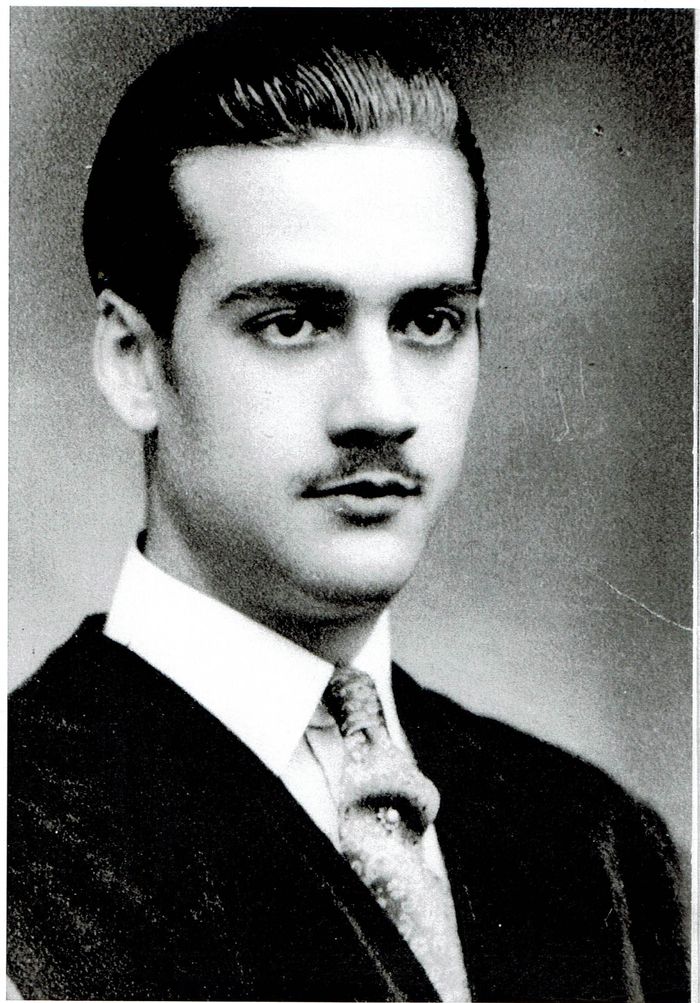 En Barcelona, retrato de estudio hacia 1940, durante su etapa como joven abogado.