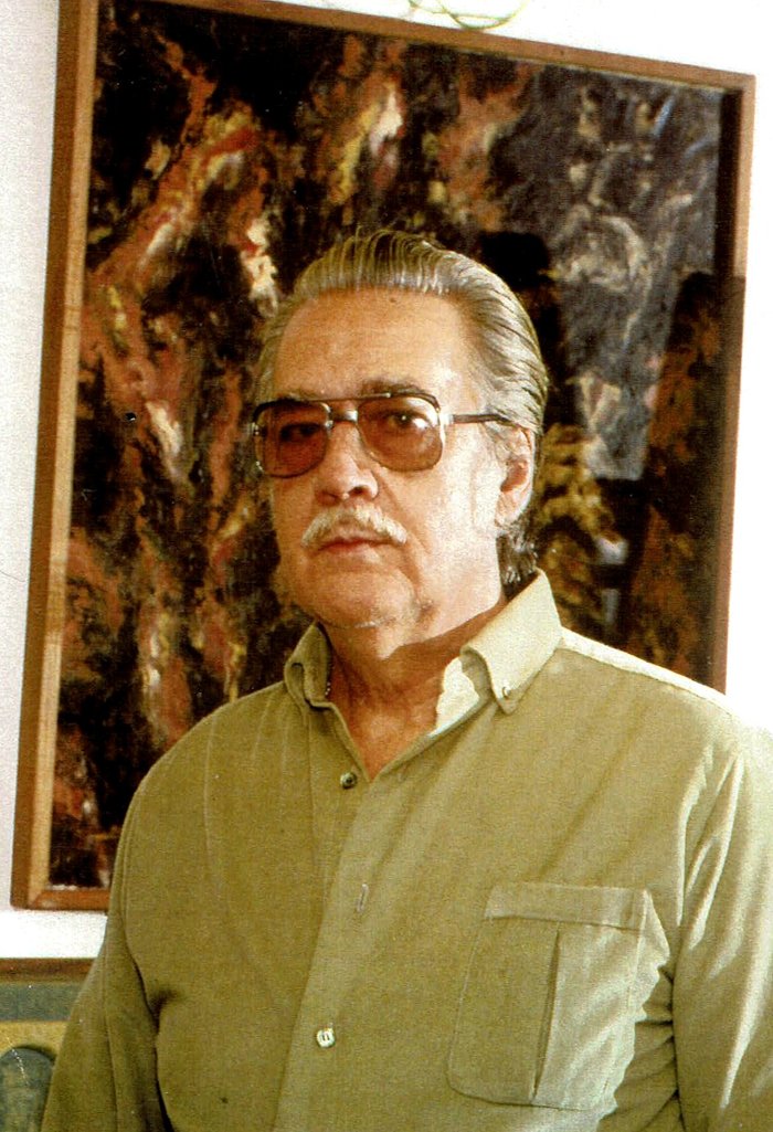En su estudio de Marbella, años 80, junto a uno de sus cuadros.