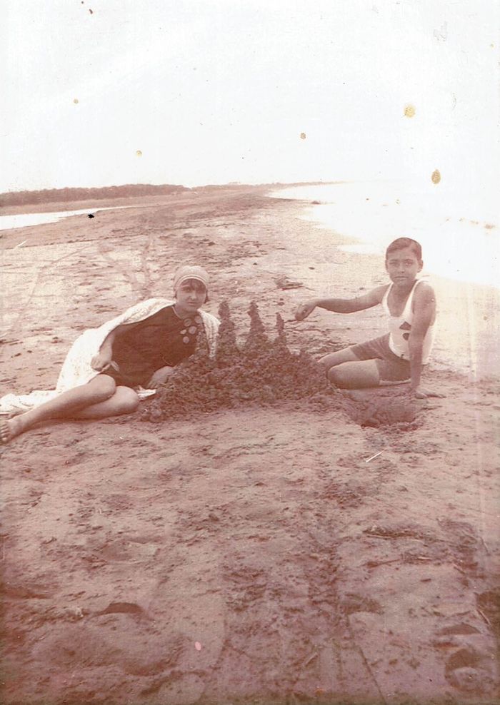 Vicente con su hermana Rosario construyendo castillos de arena.