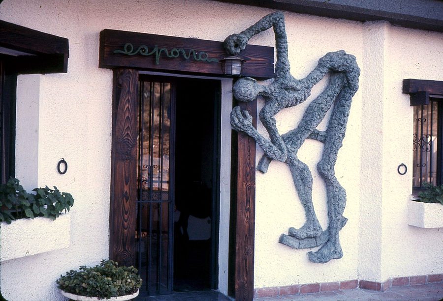 La entrada de su taller en Marbella, con una de sus esculturas integrada en la propia fachada.