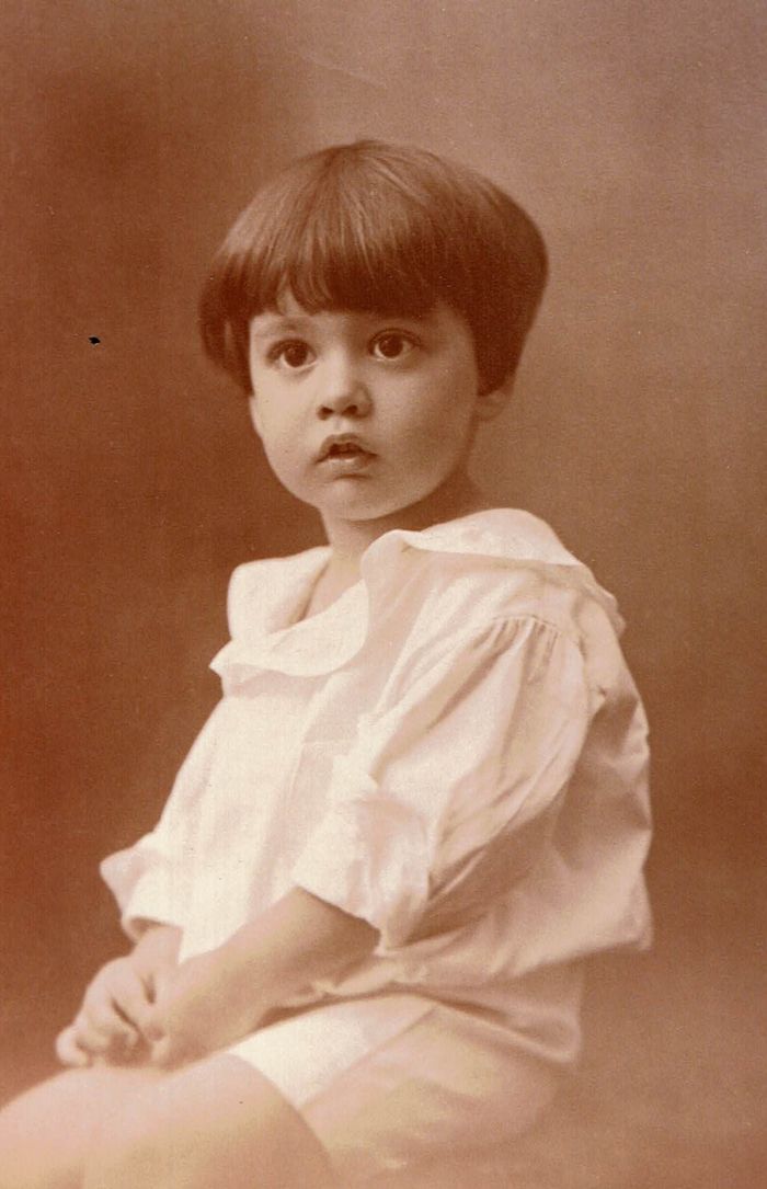 En Barcelona, retrato infantil ca. 1923, con unos cinco años.