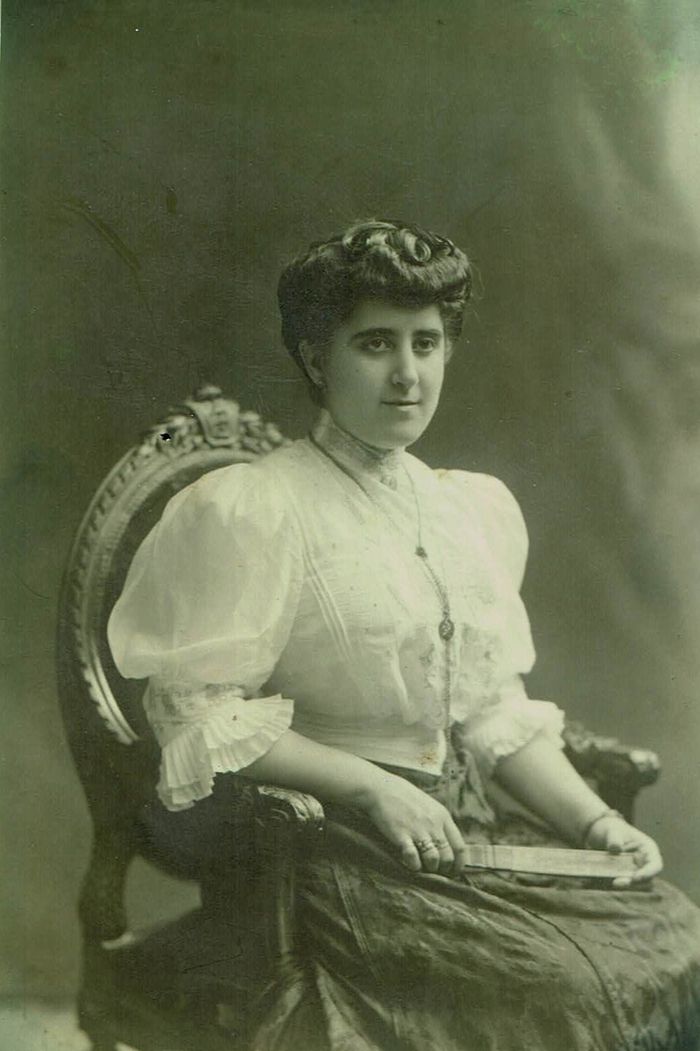 La madre de Vicente de Espona, retrato de estudio, principios del siglo XX.