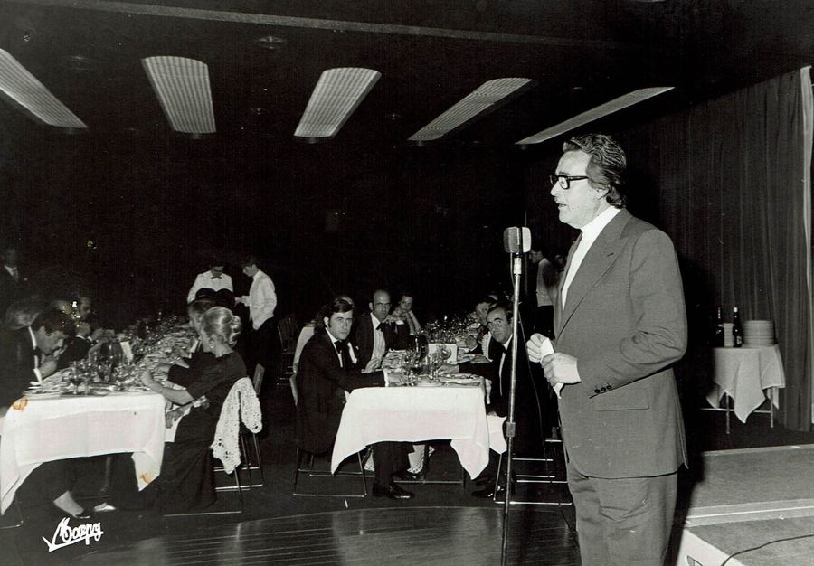 Tomando la palabra en una gala en el Hotel Don Pepe de Marbella, años 70.