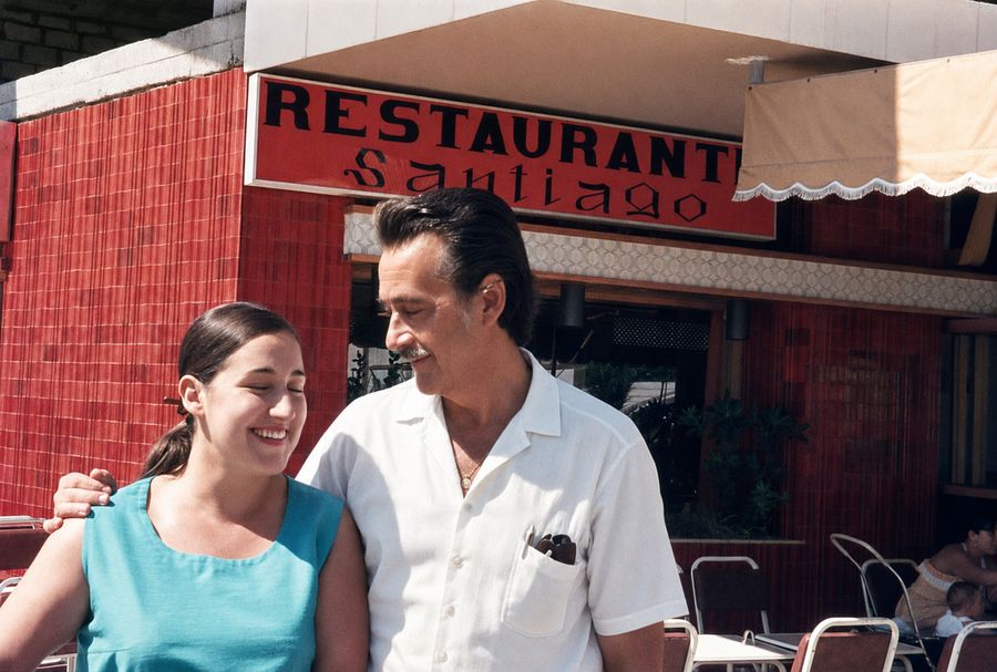 Con su esposa, Ana María Muñoz Miró, frente al Restaurante Santiago.