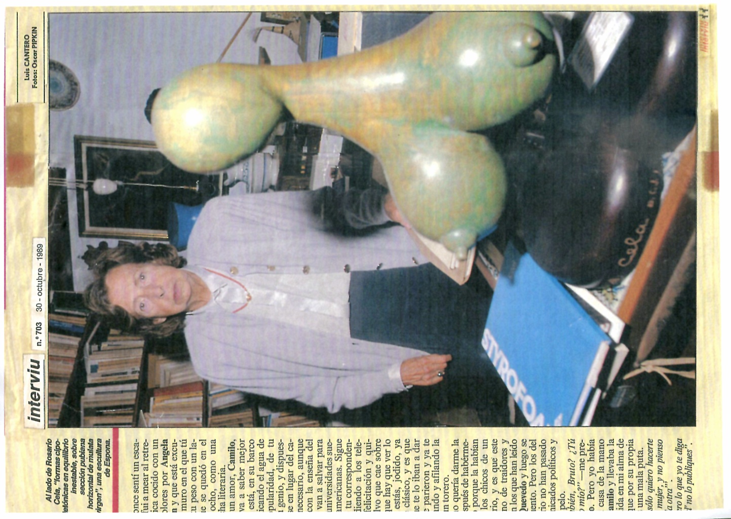 Página de la revista Interviú nº 703 (1989) con Rosario Conde junto a una escultura de Vicente de Espona