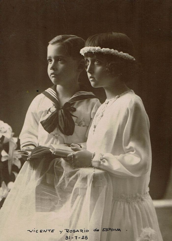 Vicente junto a su hermana Rosario el día de su Primera Comunión, 31 de julio de 1925.